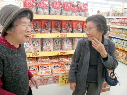 お買い物中の高齢者