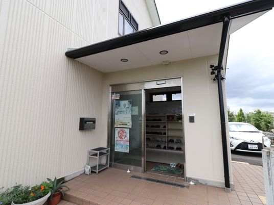 玄関と駐車場の外観