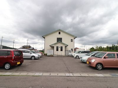 広々とした駐車場がある建物