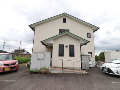 外観の建物と駐車場