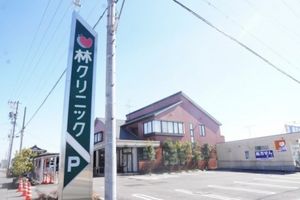 駐車場のある外観