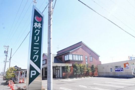 駐車場のある外観