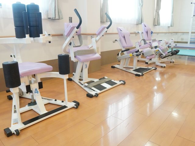 機能訓練用設備がある部屋 機能訓練室 広々とした空間で、自然光の中で快適にトレーニングができます。利用者の健康をサポートします。
