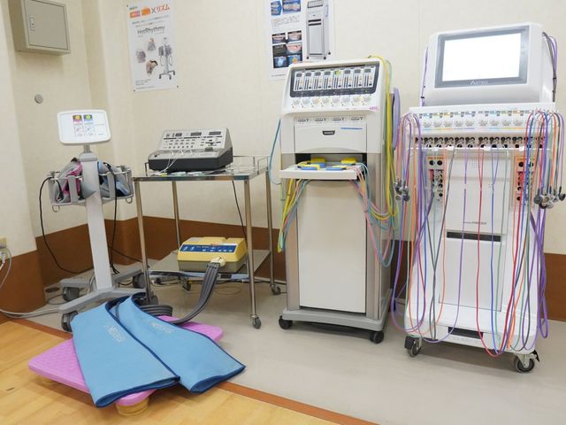 機器の並ぶ部屋 機能訓練室 最新の設備が整った機能訓練室です。様々な機器を使用して、多様なリハビリが可能となっています。