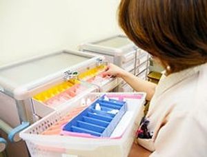 薬の管理をするスタッフ