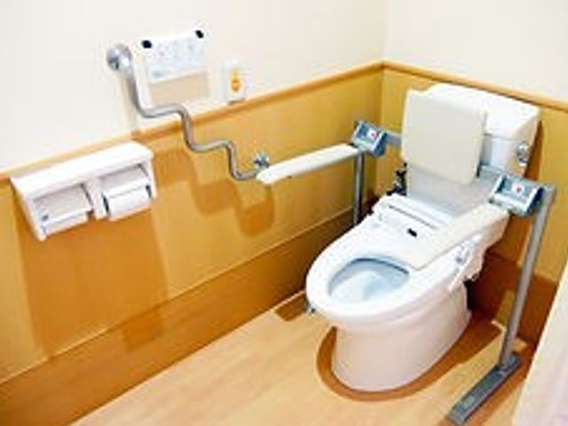 使いやすいトイレ トイレ 手すり付きで安全なトイレです。リモコンも配置され、使いやすさを重視しています。