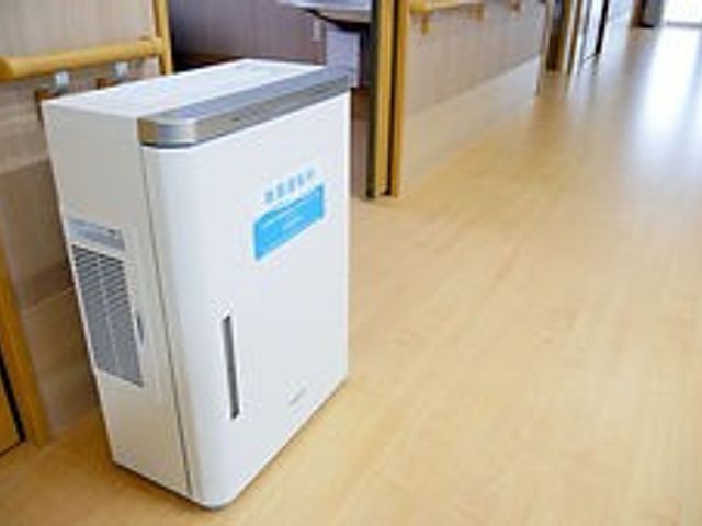 空気清浄機が置かれた廊下 廊下 明るく広々とした廊下には、空気清浄機が設置され、清潔な環境を保っています。