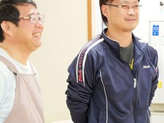 スタッフが並ぶ廊下 廊下 明るい廊下で、スタッフの方が並んで立っています。働く場の雰囲気を伝えやすい一枚です。
