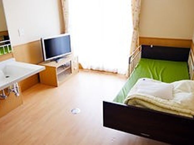 テレビとベッドの居室 居室 明るい空間で、リラックスできる居室です。自然光が入り、快適に過ごせます。