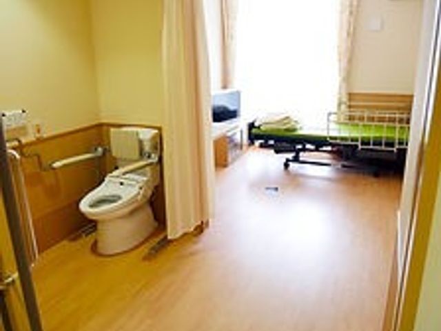 明るい空間の居室 居室 明るい自然光が差し込む居室です。快適なトイレが併設されており、使いやすさが考慮されています。