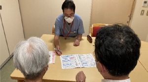 スタッフと話す住人たち