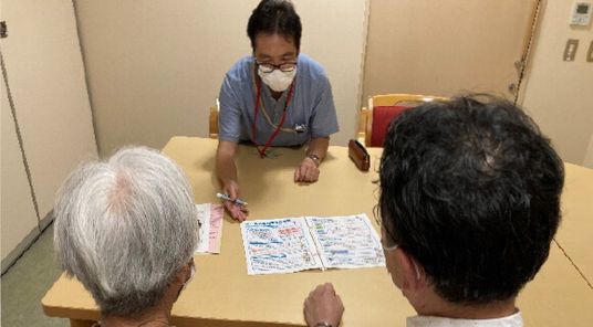 スタッフと話す住人たち