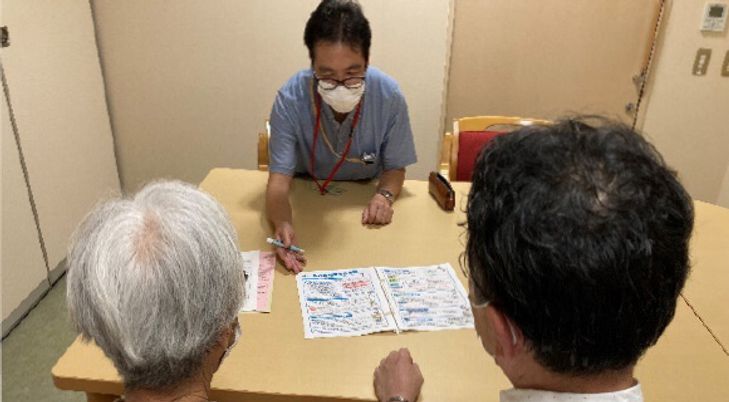 スタッフと話す住人たち
