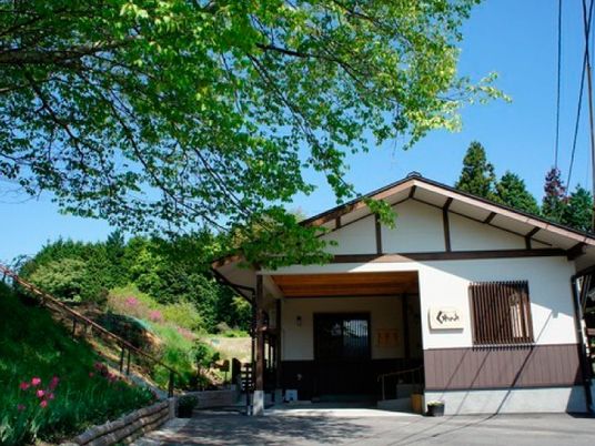 緑に囲まれた外観  