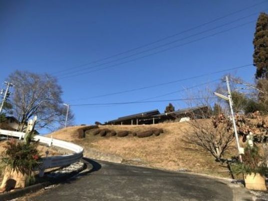 施設の外観と坂道  