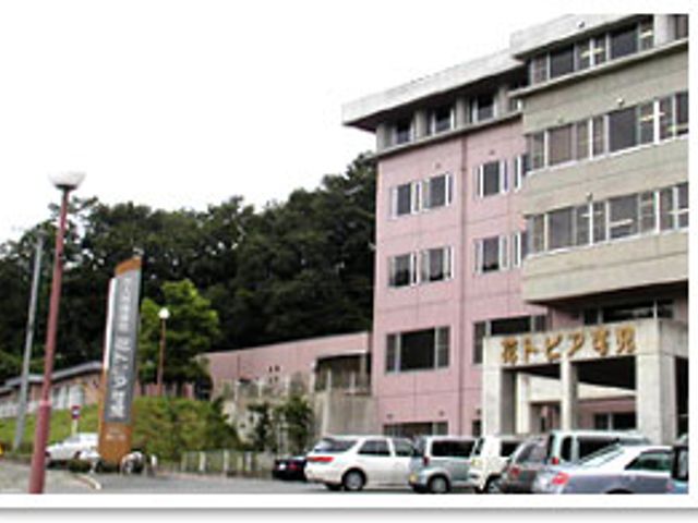 建物の外観 外観 自然に囲まれた環境で、通勤もしやすい施設です。駐車スペースも広く確保されています。