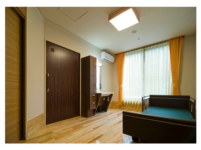 広々とした明るい居室 居室 ゆとりある空間の居室です。自然光が差し込む窓と木目調の床が温もりを感じさせます。
