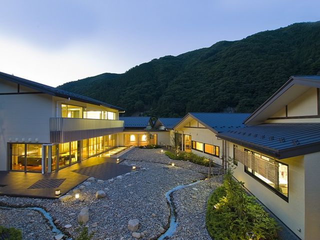 ゆったりとした中庭 中庭 自然に囲まれた中庭が、穏やかな時間を過ごせる場所としてご利用いただけます。夕暮れ時の静けさが心地よく、憩いのひとときを提供します。