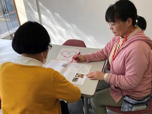 資料を読む女性たちの様子