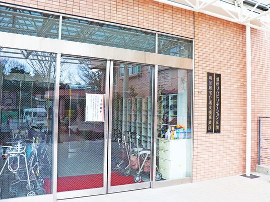 玄関前の出入口  