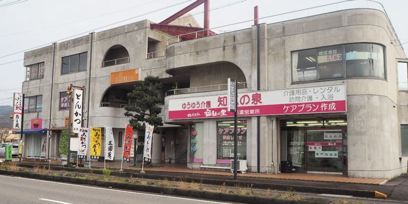 施設近くの商業ビル