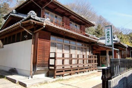 歴史ある木造の外観