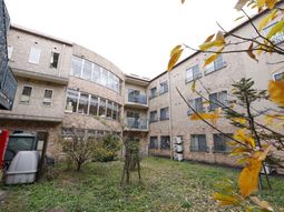 円形庭園のある建物外観