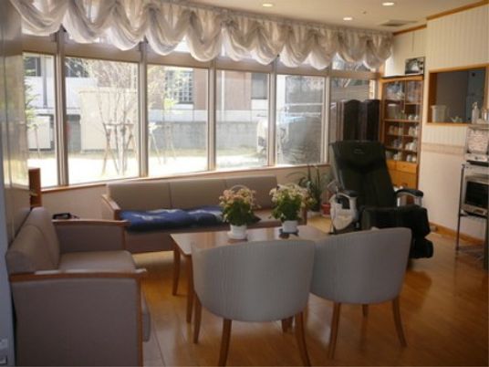 日差し入る快適なラウンジ