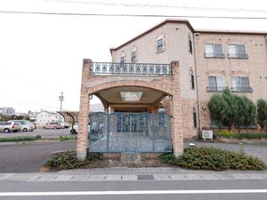 エントランスの落ち着いた外観