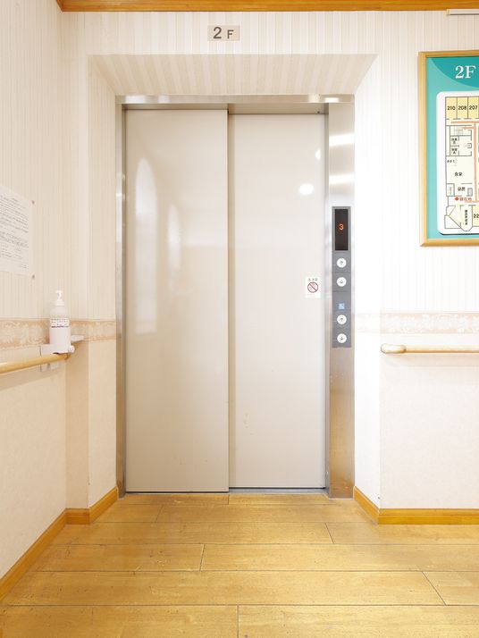 清潔なエレベーター内観
