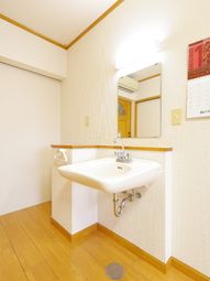 清潔な洗面台と和室