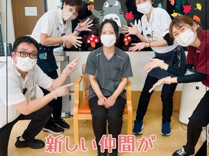 笑顔の職員集合する休憩室  