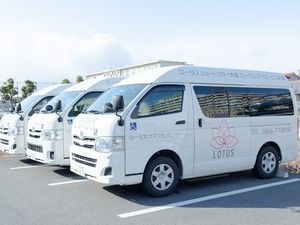 送迎車が並ぶ外観  