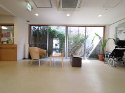 明るい中庭の見えるラウンジ