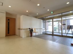 明るいエントランスの空間