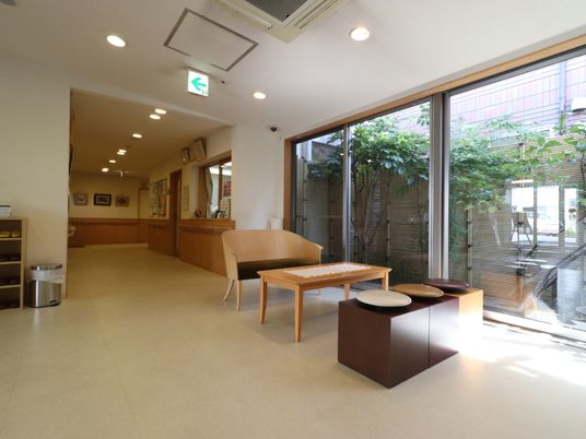 明るい待合室の一角