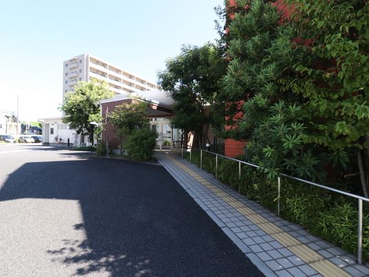 ゆったりした外観の施設