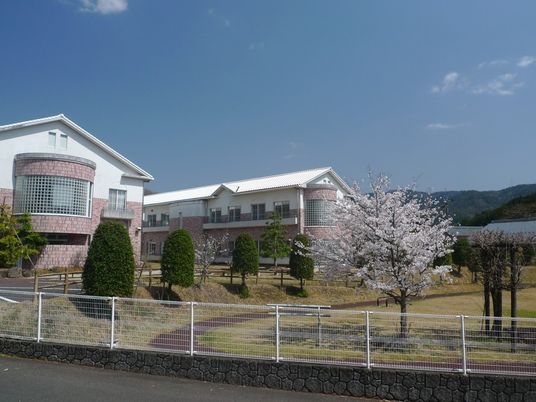 桜が咲く施設の外観  