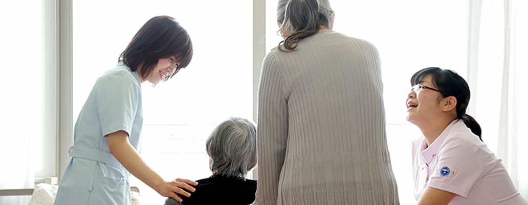 笑顔で会話する職員たち