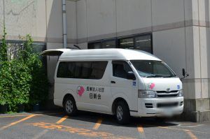 施設の送迎バス