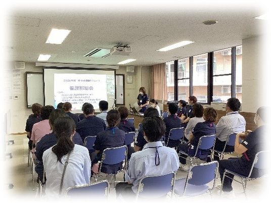 研修中の職員が集う多目的室  