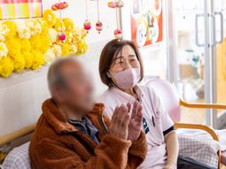 笑顔のスタッフと利用者