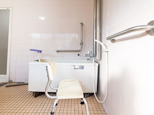 浴室の設備と椅子