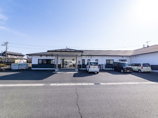 明るい施設の外観