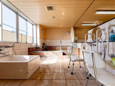 明るい浴室設備
