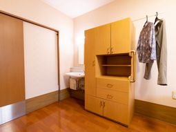 居室の家具と洗面台