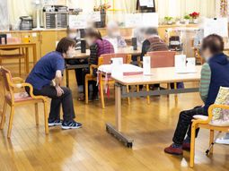 活動室で交流する人々