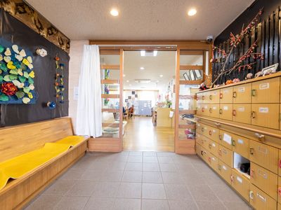 入口と廊下の明るい空間