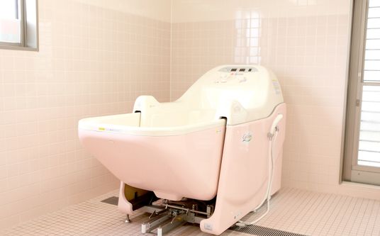 介護用バスタブの浴室  