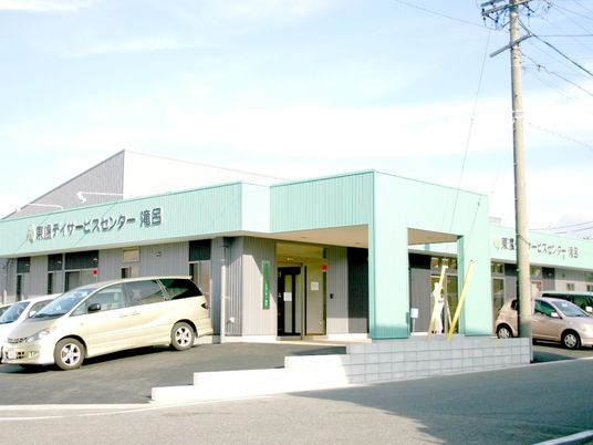 明るい外観の建物  